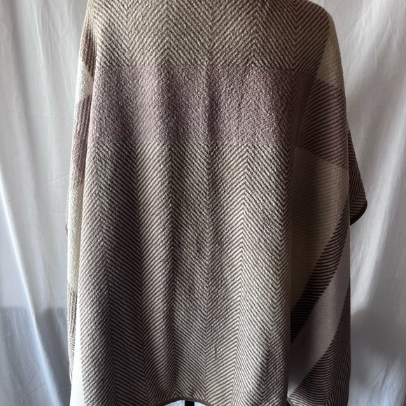 Cuddl Duds Beige and White Women's Poncho - Picture 2 of 6